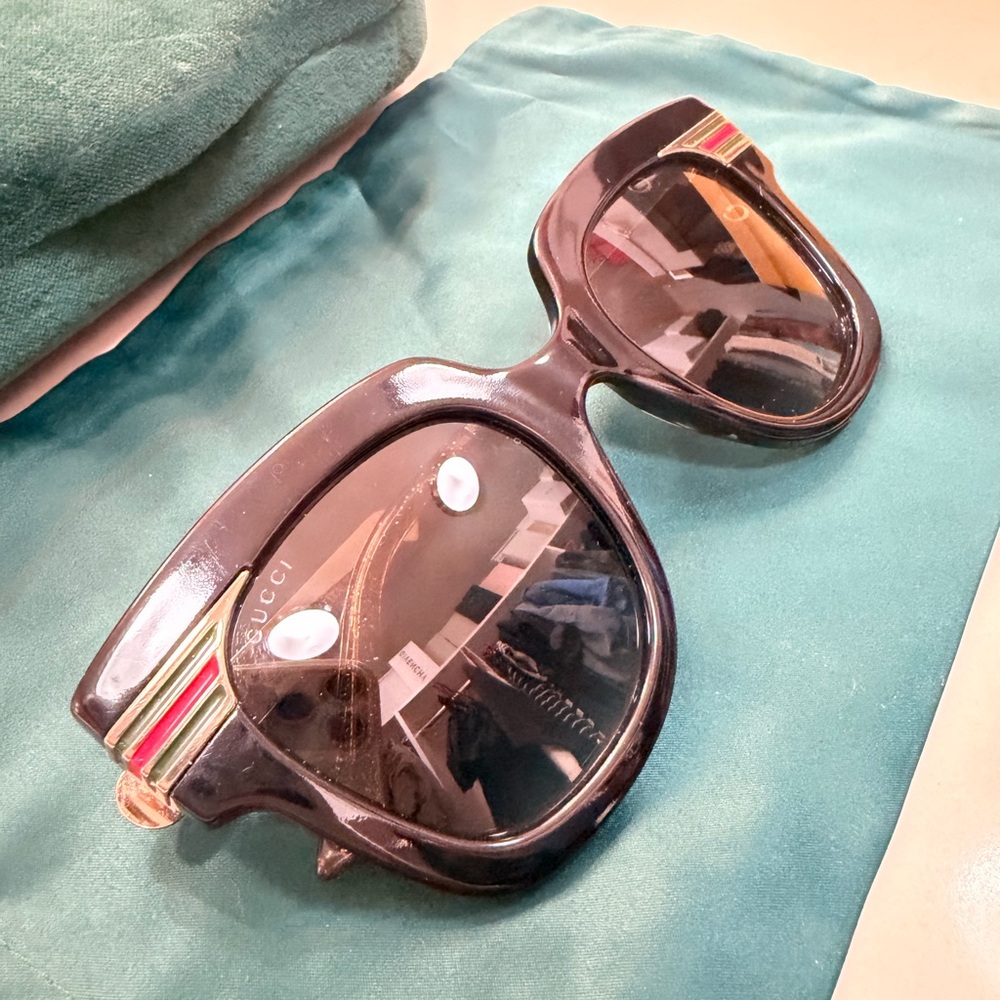 Gucci Black Sunglasses with Red-Green Stripe and Gold Accents - Picture 6 of 7